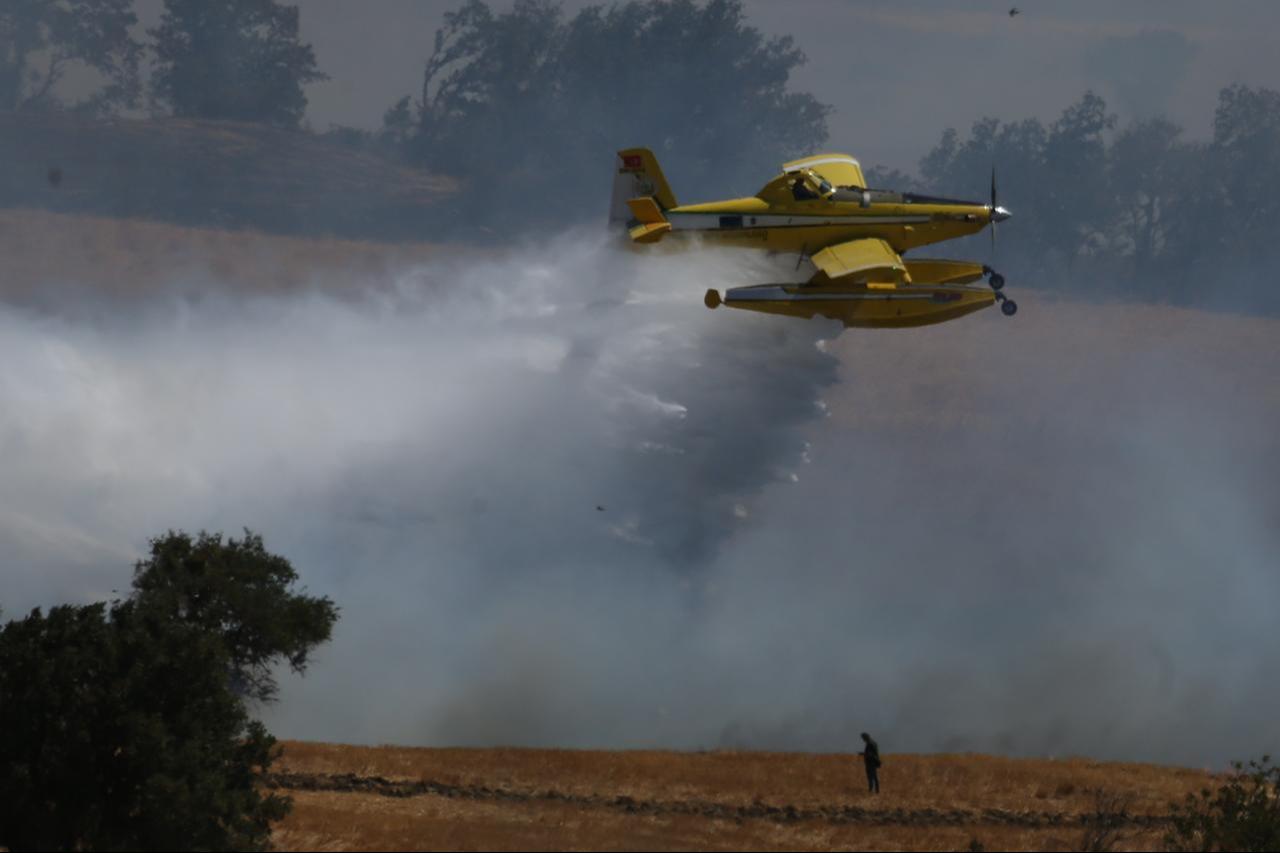 Firefighting aircraft are responding to a fire in a non-forested area in Canakkale, Türkiye, August 28, 2025. (AA Photo)