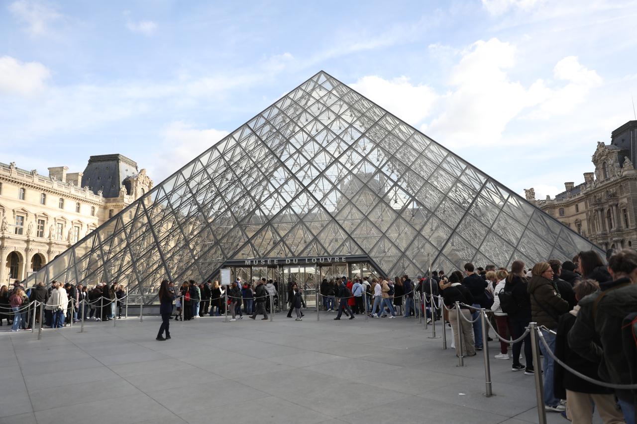 Petty local criminals not professionals behind Louvre heist, French prosecutor says