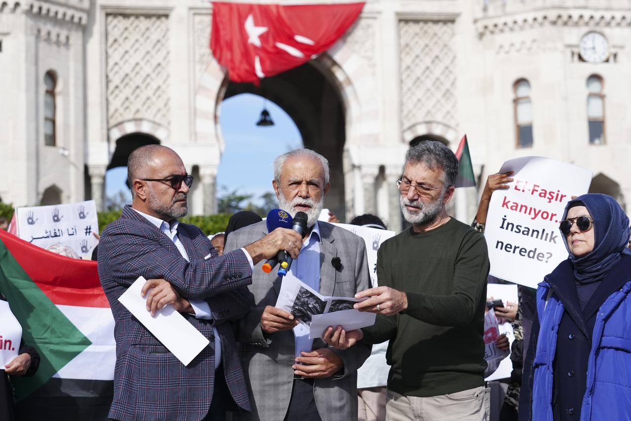 Sudanese citizens gathered in Istanbul’s Beyazit Square to hold a solidarity demonstration over the humanitarian crisis caused by the civil war (AA Photo )