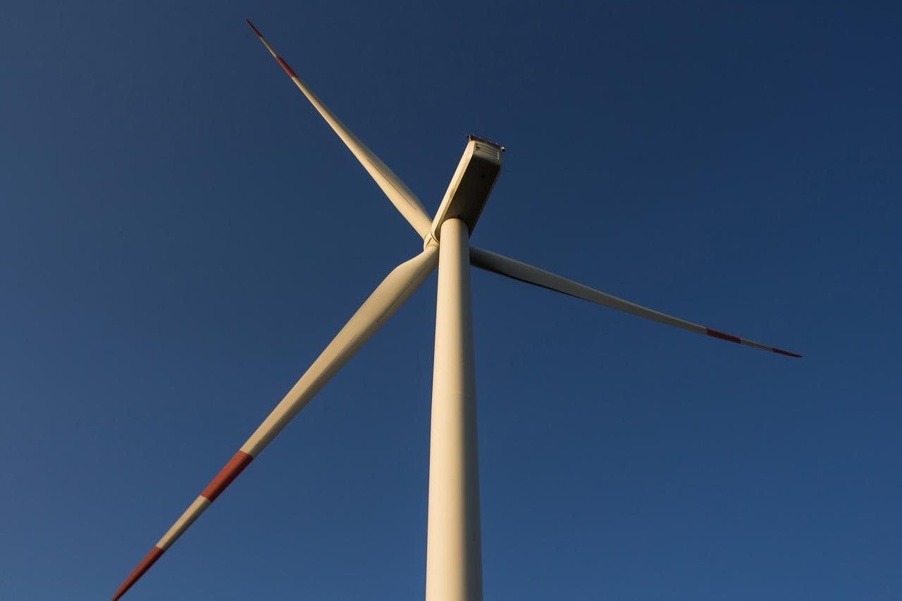 İzmir'in Seferihisar ilçesi Sığacık'taki yel değirmeninin yakın çekim görüntülerine 5 Nisan 2025'te erişildi. (Adobe Stok Fotoğrafı)