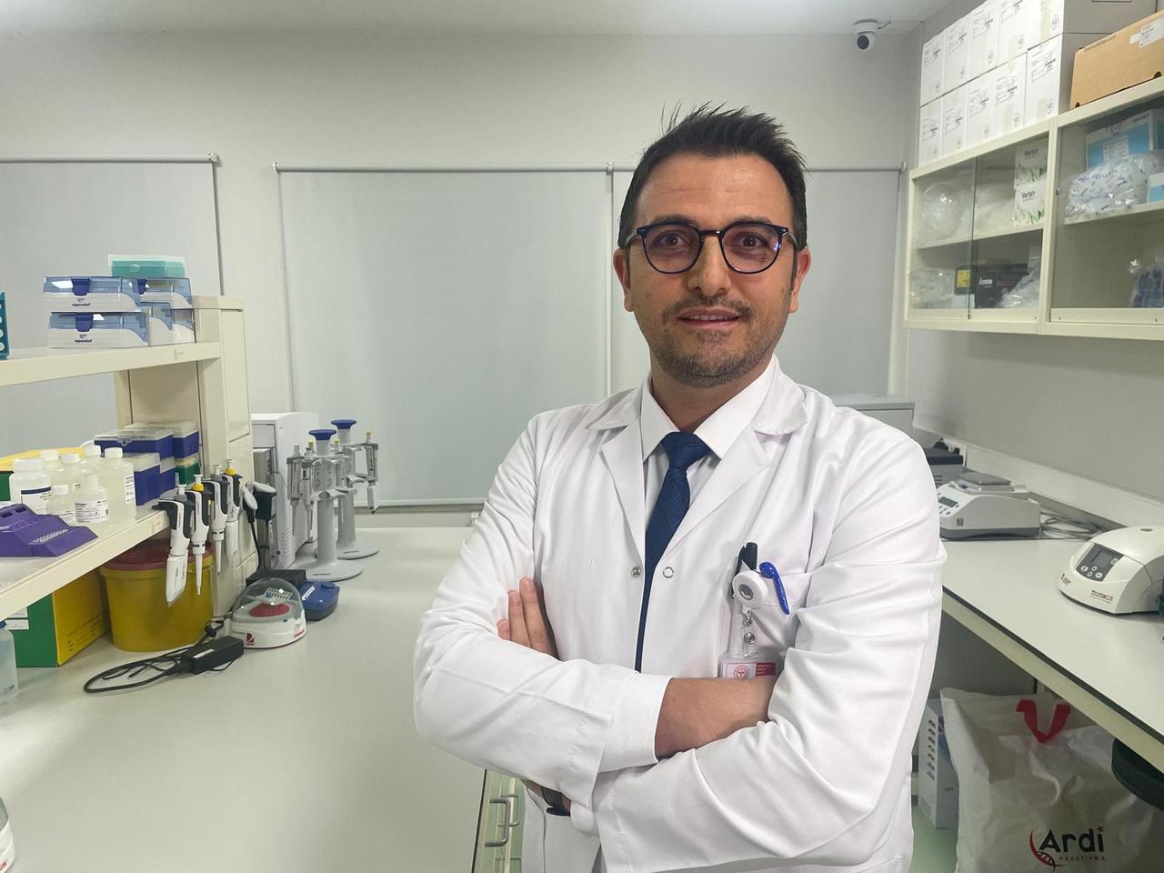 Doç. SBÜ Haydarpaşa Numune Eğitim ve Araştırma Hastanesi Radyasyon Onkolojisi Bölümü'nde proje koordinatörü ve öğretim üyesi Prof. Dr. Serhat Aras. İstanbul, Türkiye, 3 Kasım 2025. (AA Fotoğraf)