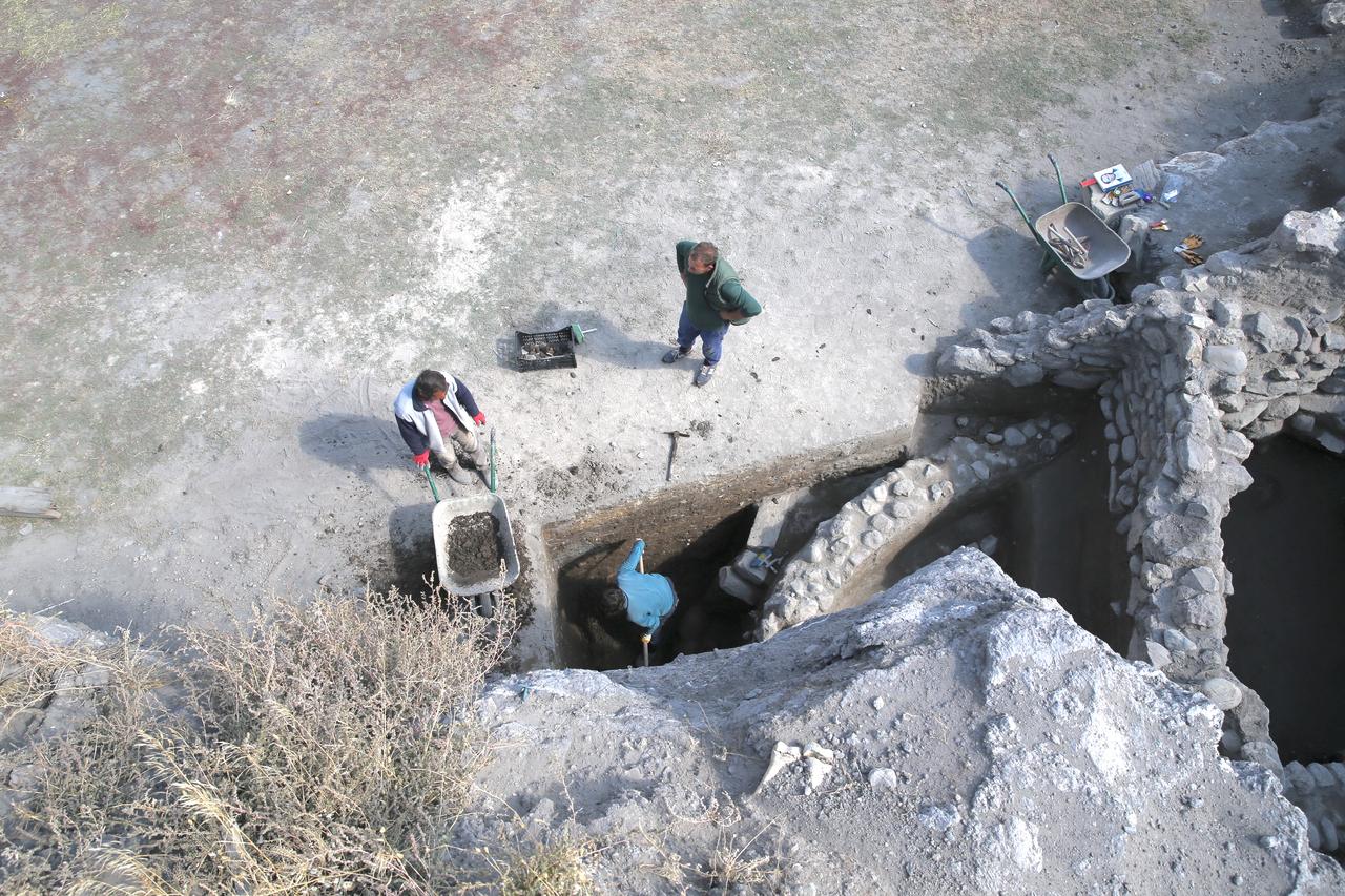 Archaeologists work at the Degirmenler Hoyuk excavation site in Yakutiye, Erzurum, where architectural layers predating the Karaz culture have been uncovered, Nov. 2, 2025. (AA Photo)