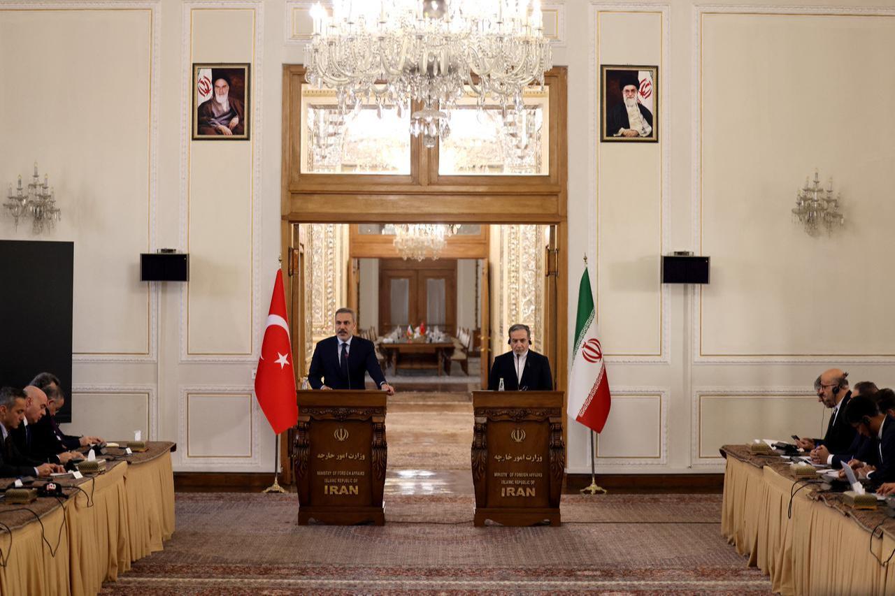 Foreign Minister Hakan Fidan (L) and Irans Foreign Minister Abbas Araghchi holds a joint press conference in Tehran on Nov. 30, 2025. (AFP Photo)