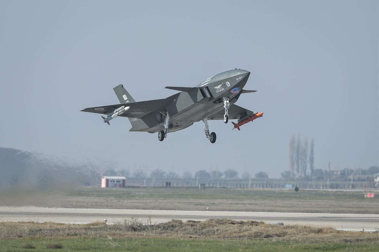 Türkiye’s first unmanned fighter jet, Bayraktar Kizilelma, makes aviation history by becoming the world’s first UAV to fire a beyond-visual-range air-to-air missile at a jet-powered target aircraft during the test, conducted off the coast of Sinop over the Black Sea, Türkiye, accessed on Nov. 30, 2025. (Baykar HO / AA Photo)