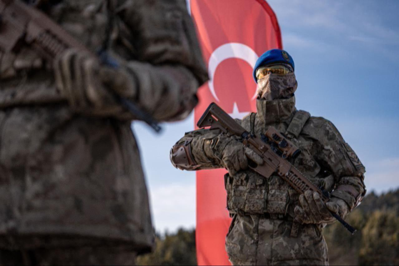 Turkish soldiers stand at attention as people gather at the Kizilcubuk Peak to attend the march commemorating the fallen WWI soldiers of the World War I Battle of Sarikamis during the 110th anniversary of the Sarikamis Operation in Kars, Türkiye, Jan. 5, 2025. (AA Photo)