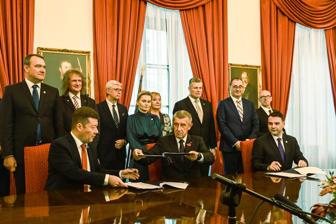 (L to R) The leader of Czech Republic's SPD party Tomio Okamura, the leader of ANO Party and candidate for Prime Minister Andrej Babis and the leader ofthe Motorists for Themselves party Petr Macinka, sign a new coalition government agreement at the Czech Parliament in Prague on Nov. 3, 2025. (AFP Photo)