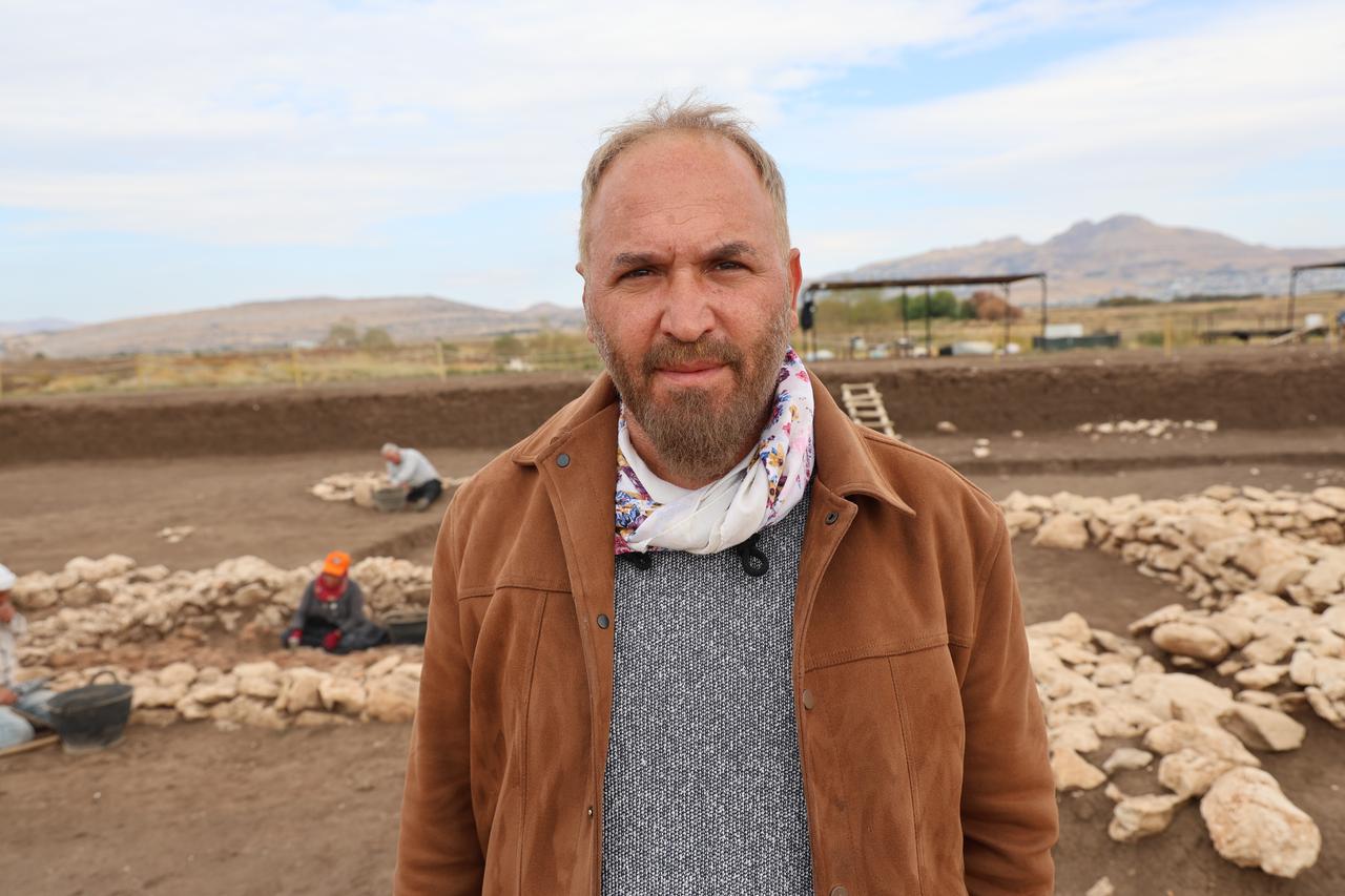 Assoc. Prof. Savas Sarialtun, head of the Cayonu Hill excavations, photographed at the site where his team identified evidence of a 5,000-year-old earthquake in southeastern Türkiye. (IHA Photo)