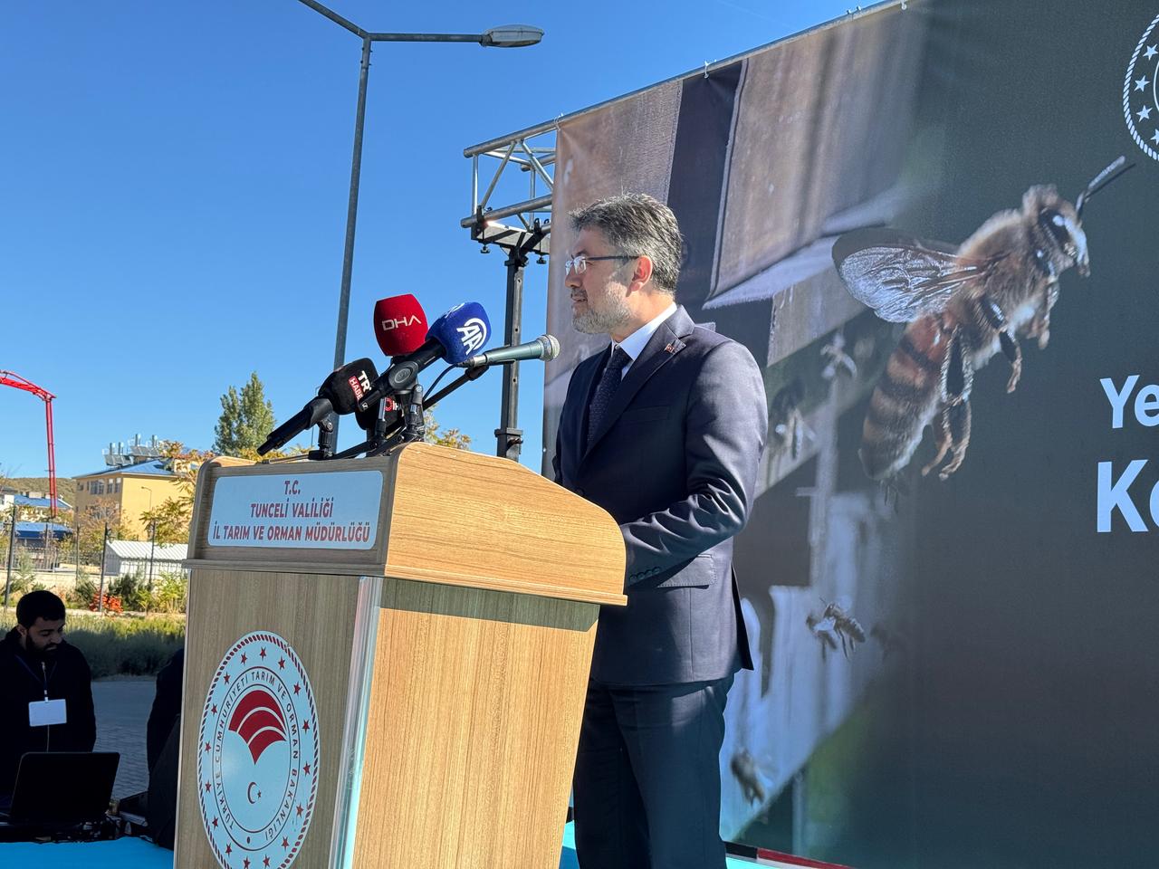 Turkish Agriculture and Forestry Minister İbrahim Yumaklı attended a beehive distribution ceremony held in the garden of the Tunceli Provincial Directorate of Agriculture and Forestry as part of the “New Hive, New Hope Project.” Minister Yumaklı delivered a speech at the event on October 31, 2025. (AA Photo )