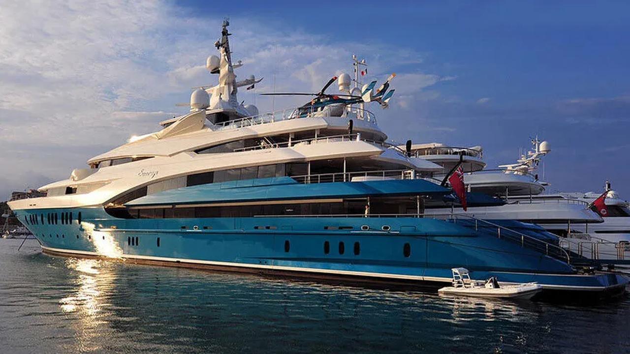 An exterior view of Sunrays, featuring its multi-level decks and turquoise hull, reflecting the yacht’s luxury-focused design and onboard facilities. (Photo via Patronlar Dunyasi)