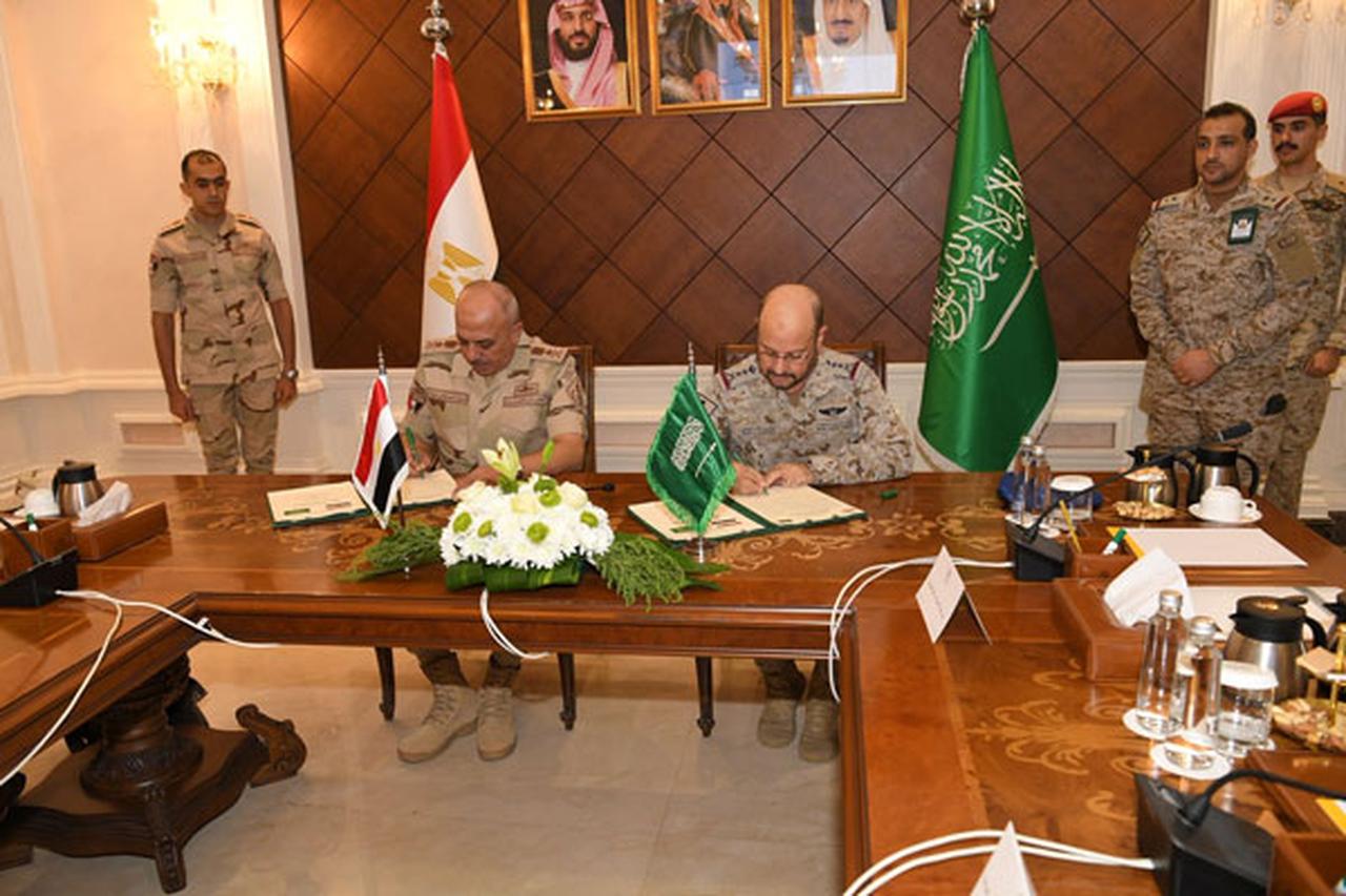 Egyptian Armed Forces Chief of Staff Lieutenant General Ahmed Khalifa with his Saudi counterpart, Lieutenant General Fayyad bin Hamed Al-Ruwaili (Photo via Al-Ahram news)