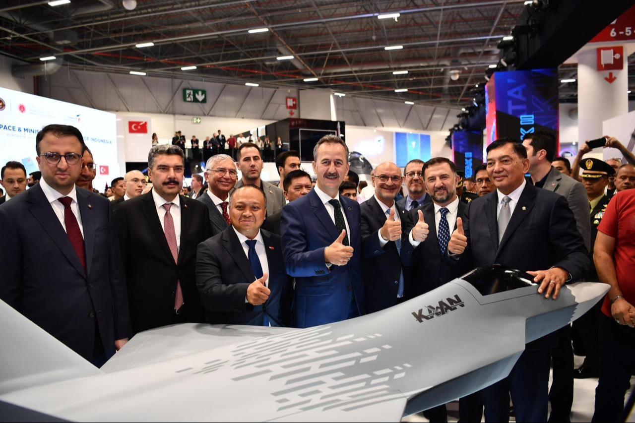 Defense Industries President Haluk Gorgun, Indonesian Defense Minister Sjafrie Sjamsoeddin, TAI General Manager Mehmet Demiroglu and other officials at IDEF 2025 in Istanbul, Türkiye on 26 July, 2025. (Photo via X/@SavunmaSanayii)
