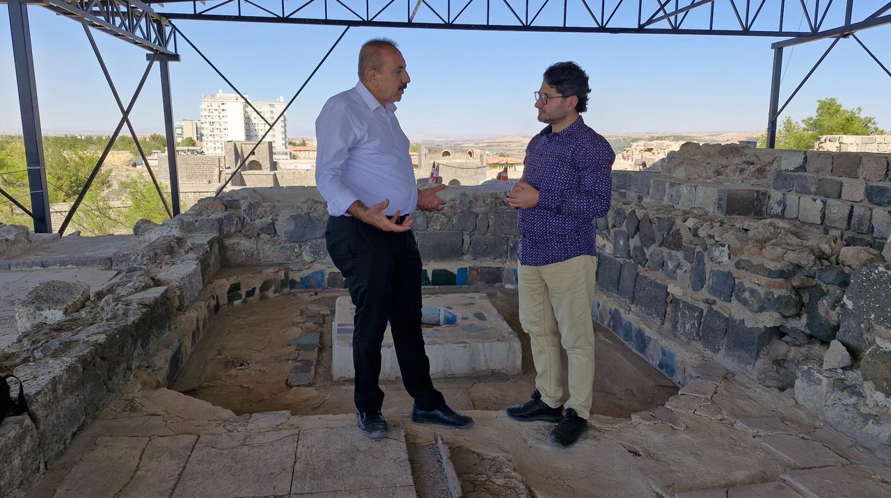 Professor Irfan Yildiz speaks during excavations in the Artuklu Palace area at Amida Hoyuk, where traces of Cezeri’s workshop are being sought. (Photo via Murat Oztekin/Türkiye daily)