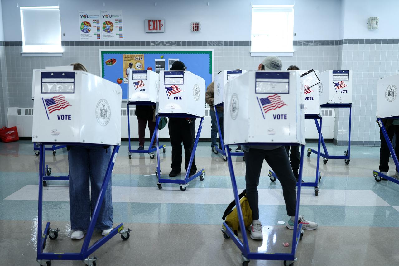 İnsanlar 4 Kasım 2025'te New York City'nin Manhattan ilçesindeki Hamilton Heights semtindeki bir oy verme merkezinde oy kullanıyor. (AFP Fotoğrafı)