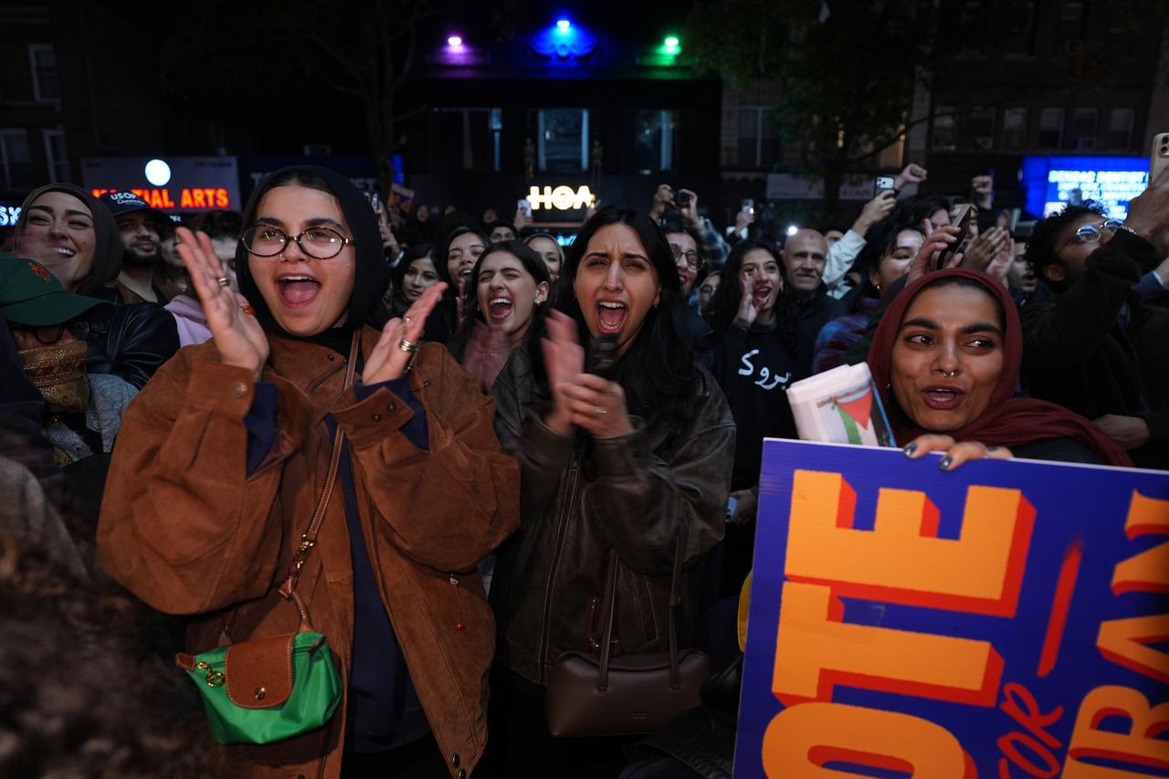 Müslüman New Yorklular, 4 Kasım 2025 Salı günü Zohran Mamdani'nin seçim zaferini kutlamak için Queens'in Astoria kentinde toplandı. (AA Fotoğrafı)
