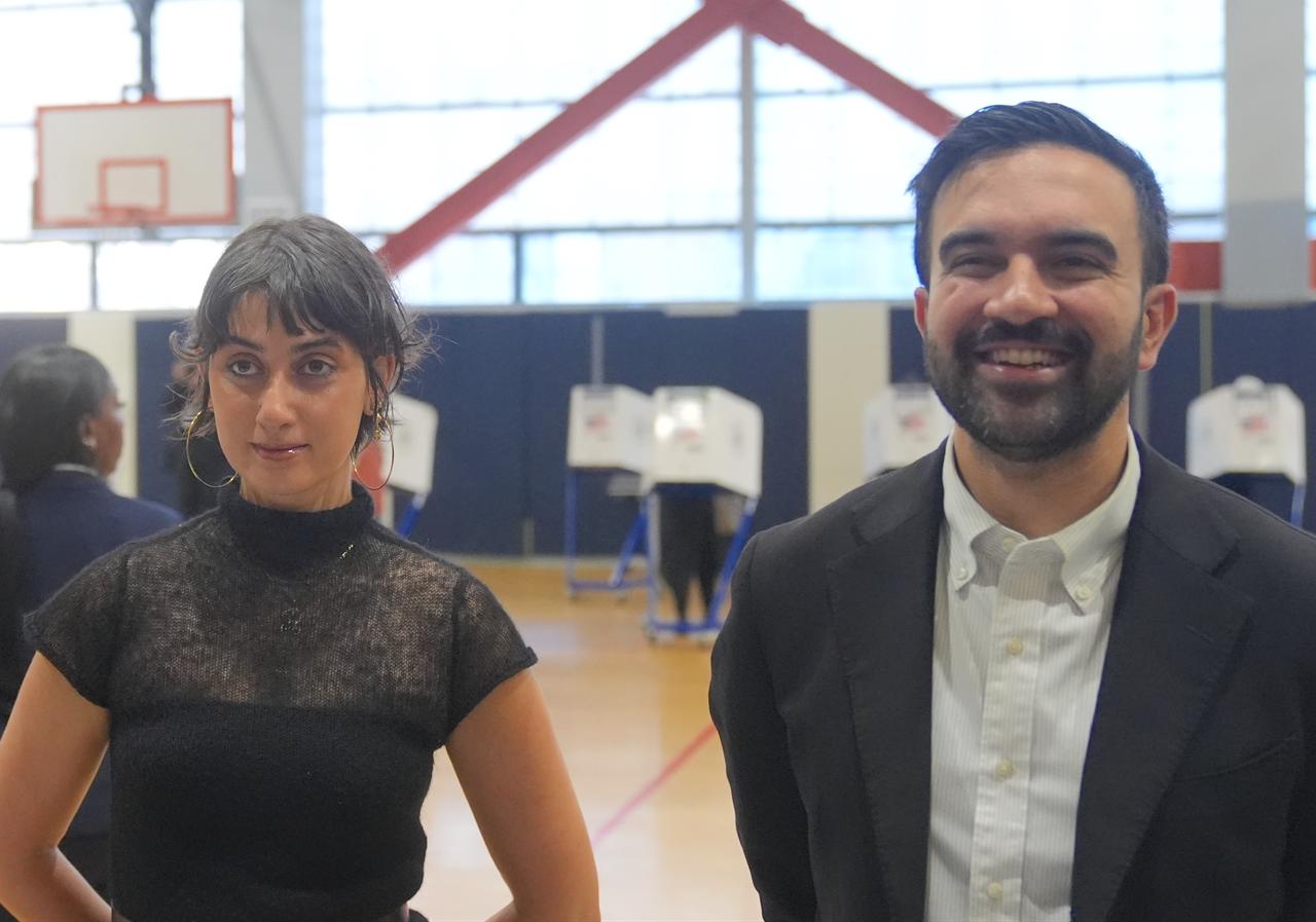 Zohran Mamdani ve eşi Rama Duwaji, 4 Kasım 2025'te Amerika Birleşik Devletleri'nin New York City'deki Seçim Günü'nde Astoria, Queens'teki bir oy verme merkezinde oylarını kullandılar. (AA Fotoğrafı)