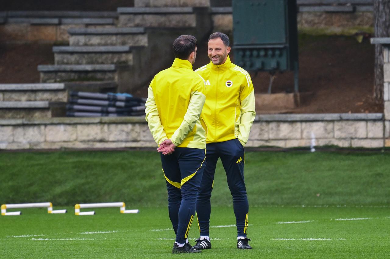 Head coach of Fenerbahce Domenico Tedesco leads the last training session ahead of UEFA Europa League week 4 match against Viktoria Plzen, at Can Bartu Facilities in Istanbul, Türkiye, Nov. 5, 2025. (AA Photo)