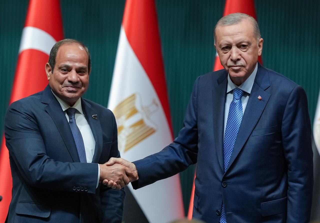 President Recep Tayyip Erdogan (R) and Egyptian President Abdel Fattah el-Sisi (L) pose for a photo during the signing of 17 agreements between Turkiye and Egypt. (AA Photo)