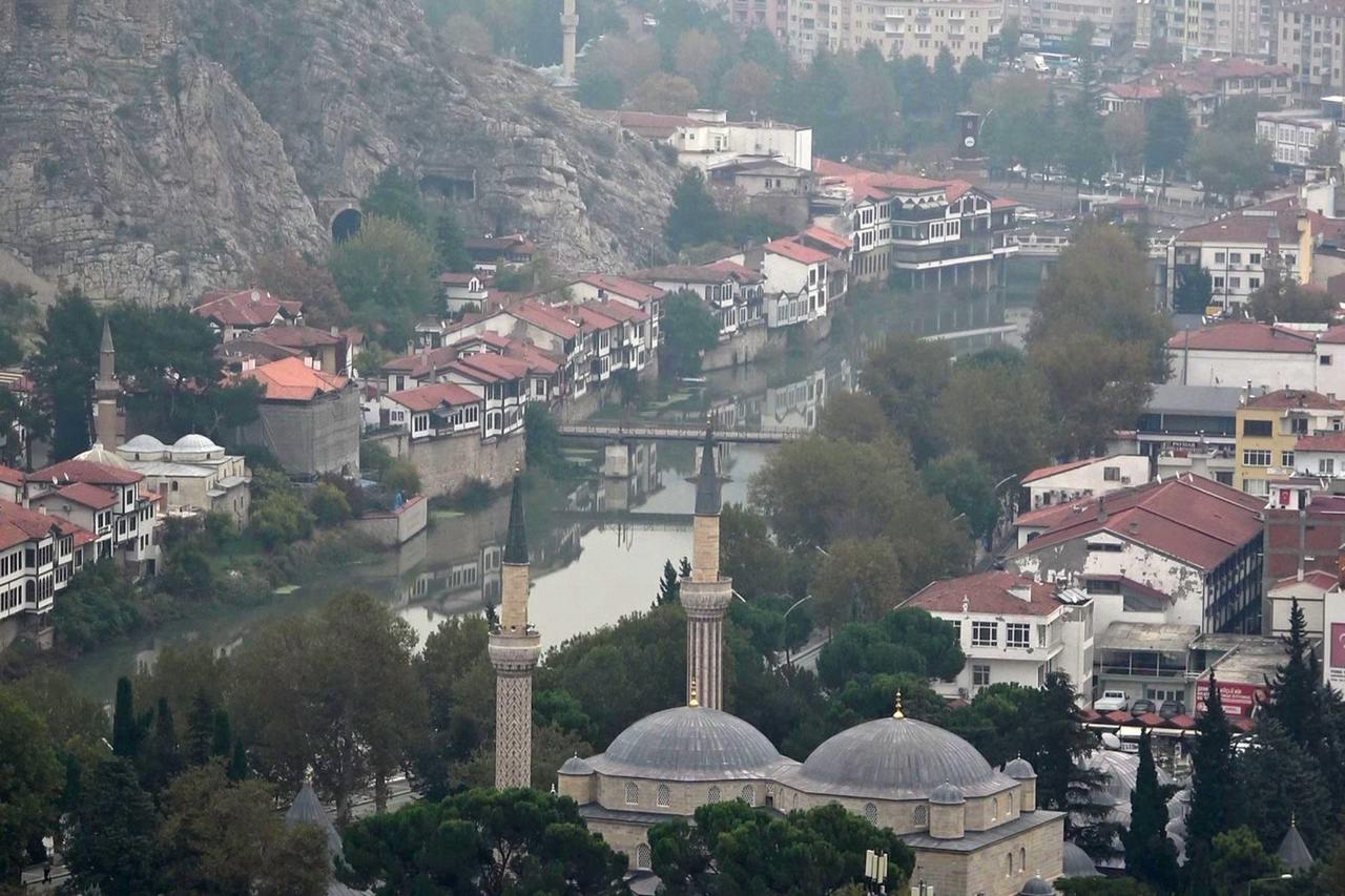Police investigate illegal tunnel dug by treasure hunters in Türkiye's Amasya