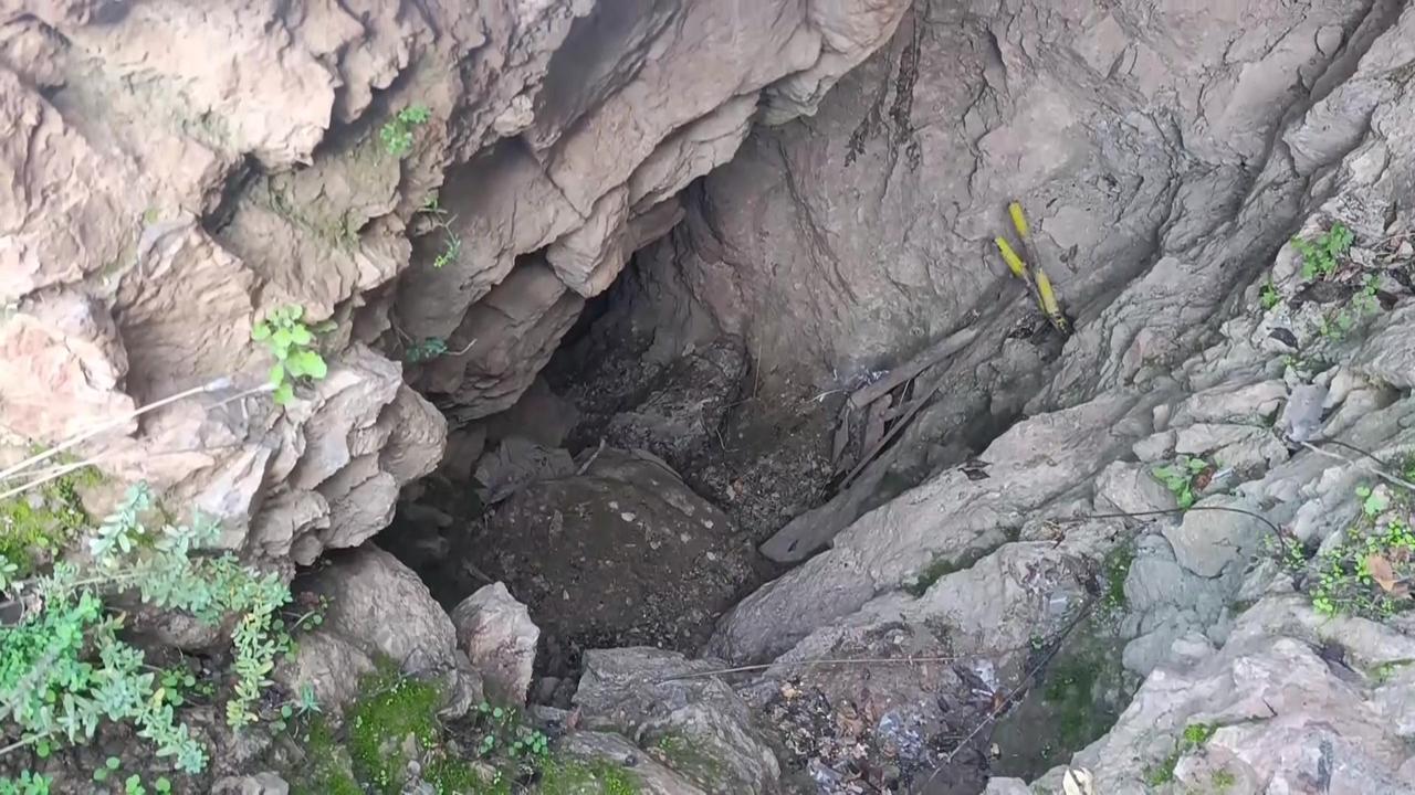 The entrance of the 20 meter tunnel believed to have been dug by treasure hunters on the slopes of Mount Ferhat in Amasya, Türkiye, November 6, 2025. (IHA Photo)