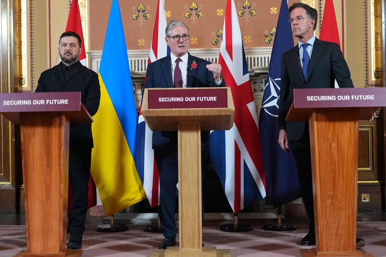 Britains Prime Minister Keir Starmer (C), Ukraines President Volodymyr Zelensky and NATO Secretary-General Mark Rutte attend a media conference in London on Oct. 24, 2025. (AFP Photo)