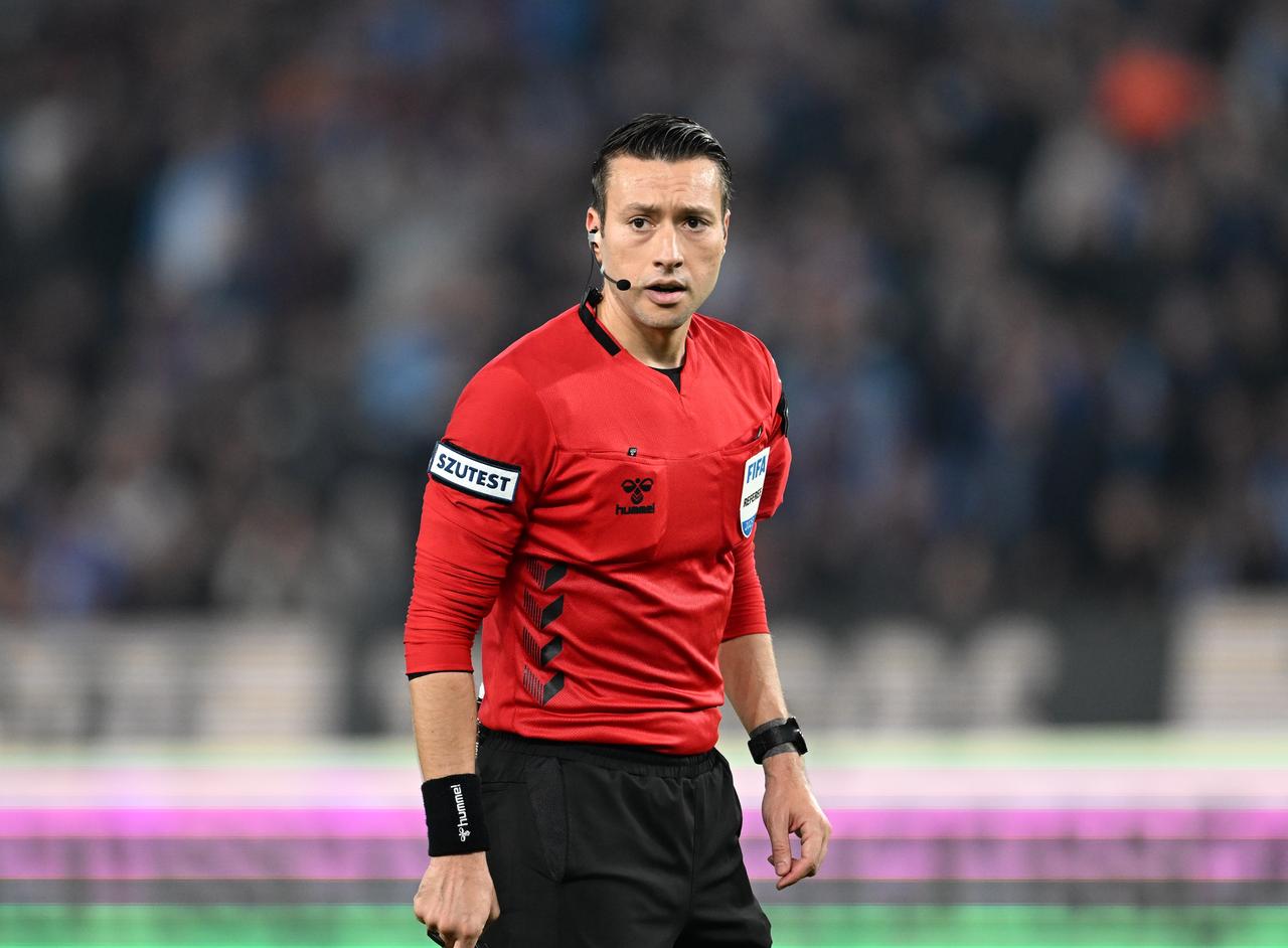 Referee Zorbay Kucuk during Turkish Super Lig 10th week match between Trabzonspor and ikas Eyupspor at Papara Park in Trabzon, Türkiye on Oct. 25, 2025. (AA Photo)
