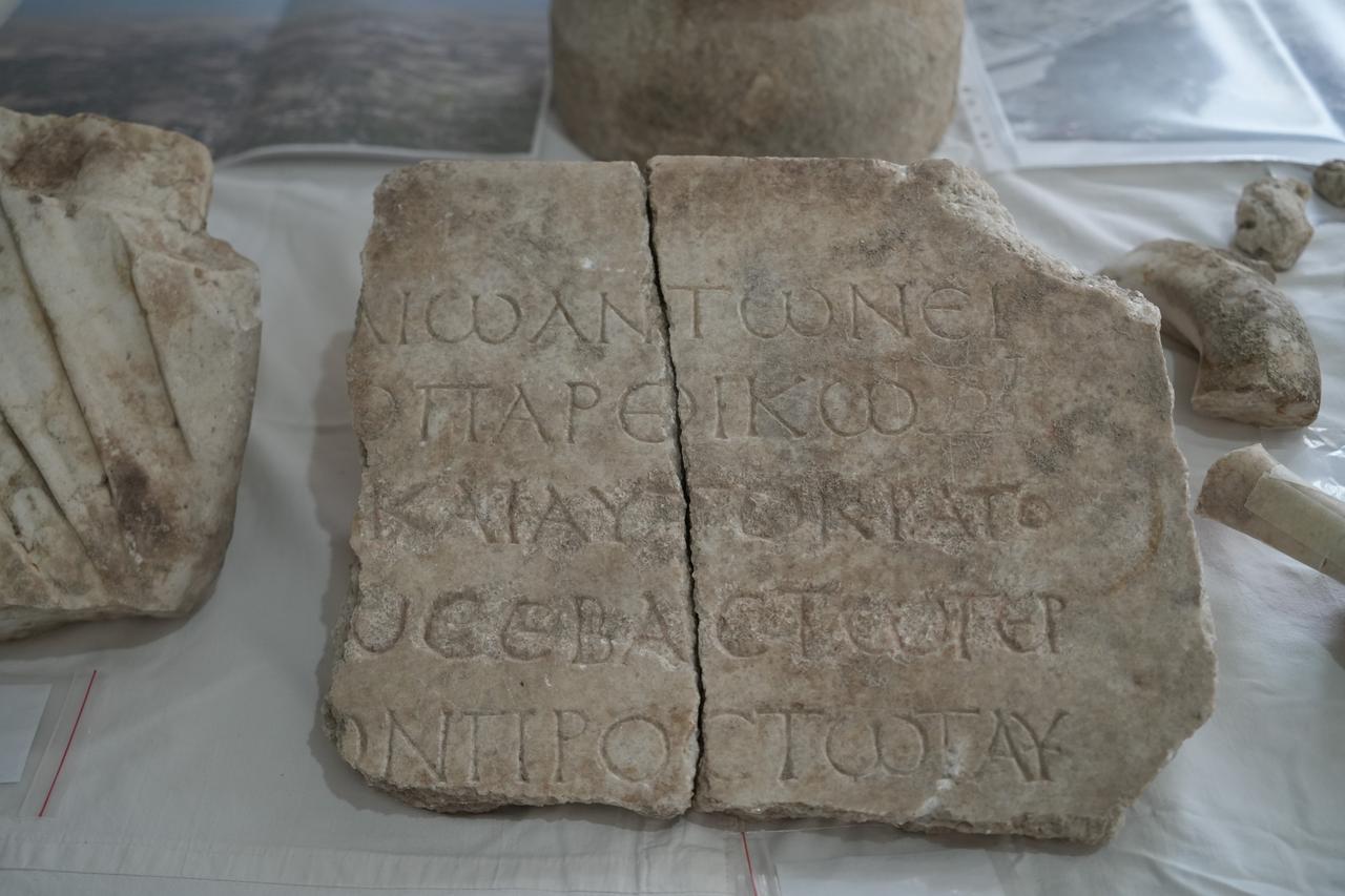 A close view of the inscription discovered at the site, linking the structure to the reign of Roman emperors Marcus Aurelius and Commodus, Nov. 7, 2025. (IHA Photo)