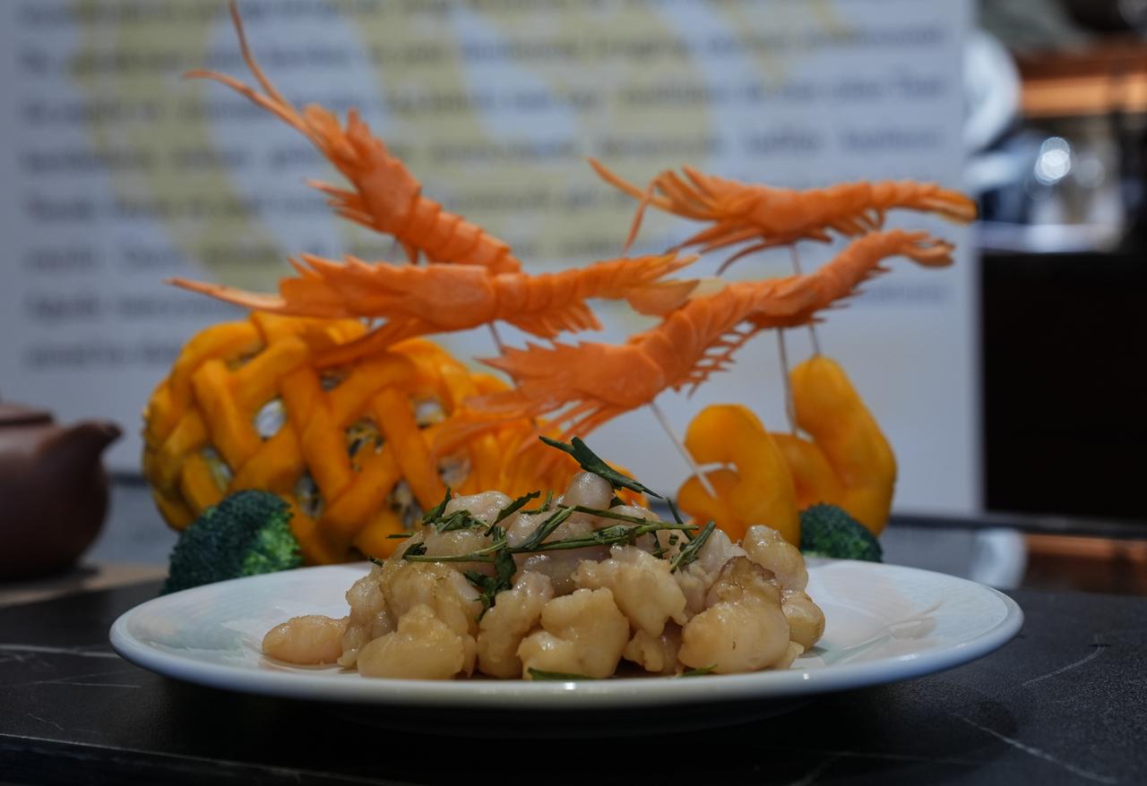 A Chinese seafood dish accompanied by decorative vegetable carvings is presented at the China–Türkiye Gastronomy Festival in Ankara, Türkiye, Nov. 6, 2025. (AA Photo)
