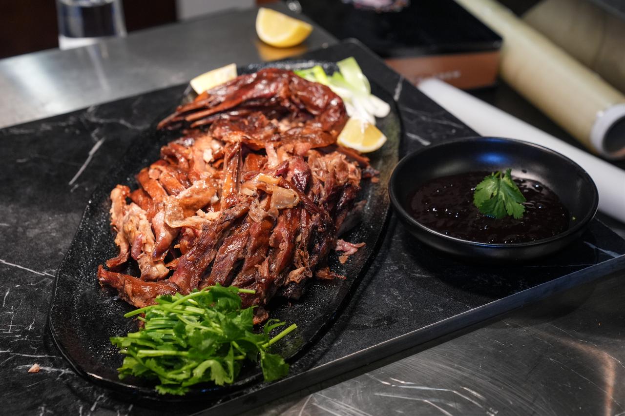 A plate of Peking duck served with traditional sauce and herbs is displayed during the China–Türkiye Gastronomy Festival in Ankara, Türkiye, Nov. 6, 2025. (AA Photo)
