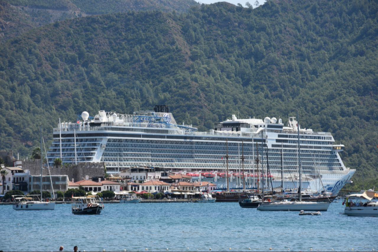 The 335-meter, Malta-flagged cruise ship Aroya, carrying 2.684 passengers, docks at the large pier of Marmaris Port in the Marmaris district of Mugla, Türkiye, Aug. 31, 2025. (AA Photo)