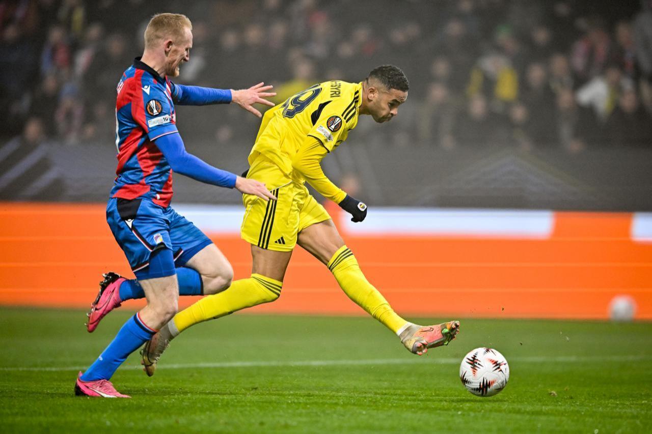 Youssef En-Nesyri of Fenerbahce (R) during the UEFA Europa League match between FC Viktoria Plzen and Fenerbahce SK at Doosan Arena in Pilsen, Czech Republic, November 6, 2025. (AA Photo)