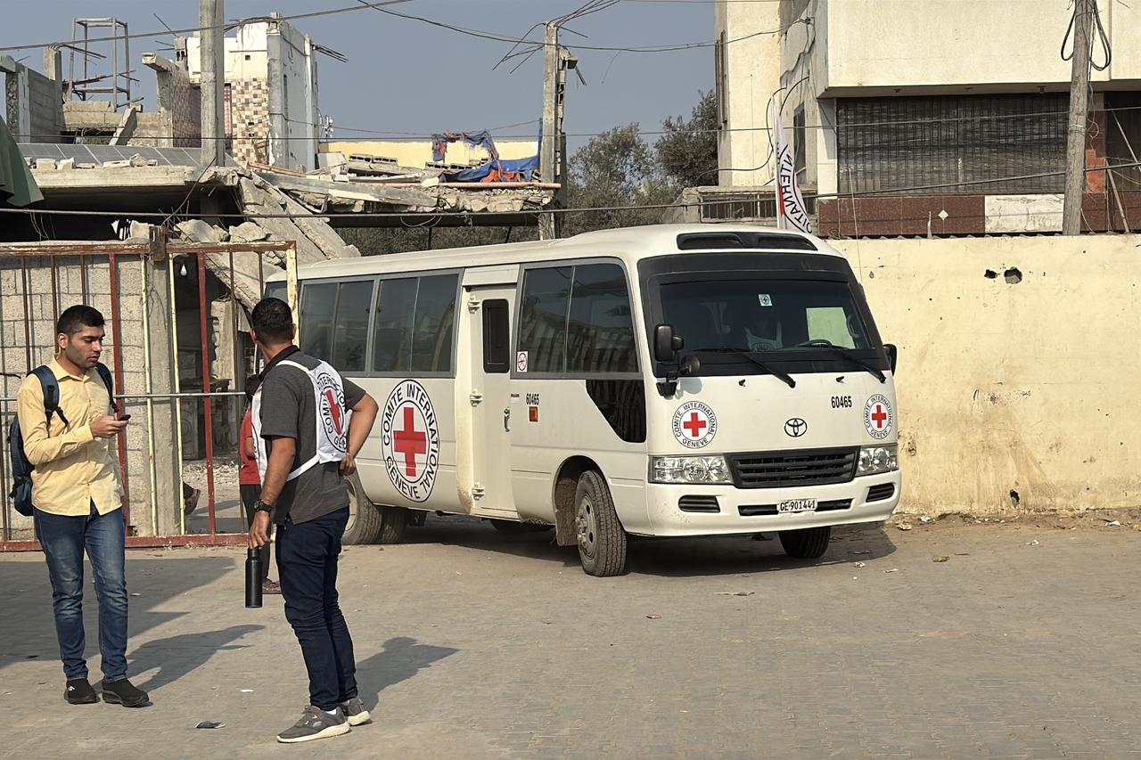Israeli army releases 5 Palestinian prisoners as part of ceasefire agreement