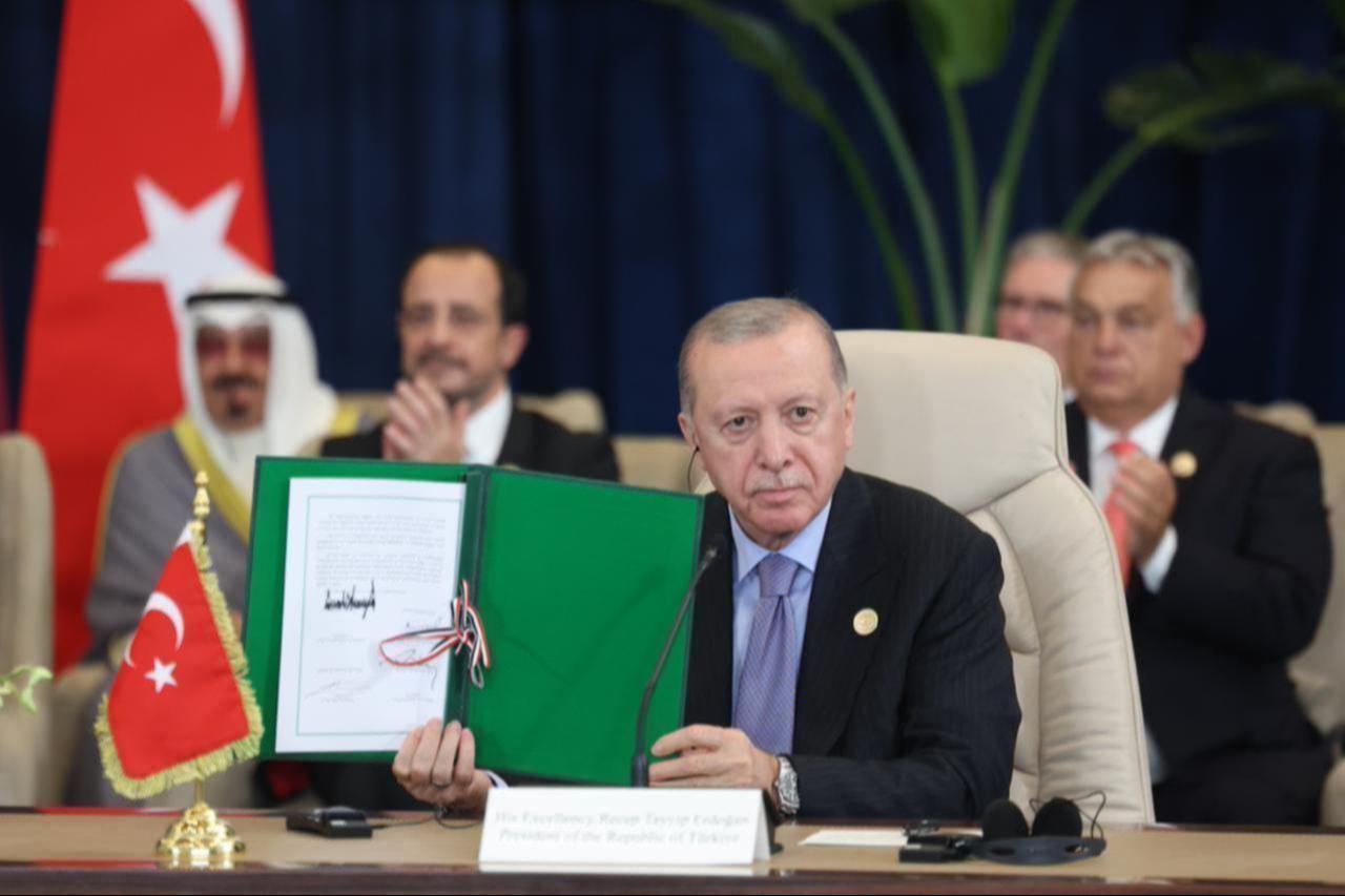President Recep Tayyip Erdogan signed the document on Gaza ceasefire deal at the Sharm El-Sheikh Peace Summit in Sharm El-Sheikh, Egypt, Oct. 13, 2025. (Photo via Turkish Presidency / AA Photo)