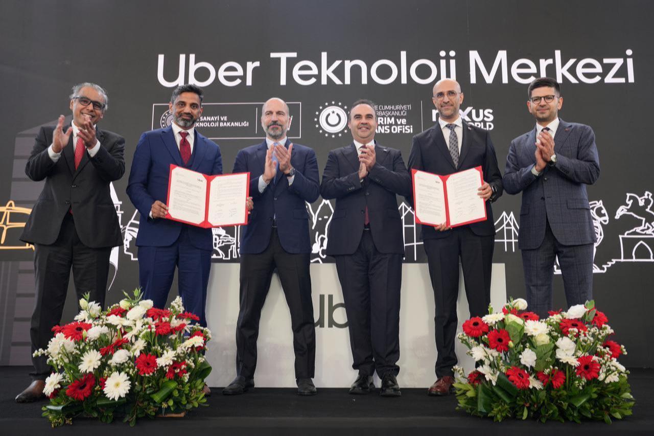 Investment Office President Burak Daglioglu (right) and Uber Head of Business Development Madhu Kannan (left), in the presence of Industry and Technology Minister Mehmet Fatih Kacir (third from right) and Uber CEO Dara Khosrowshahi (third from left), Istanbul, Türkiye, October 31, 2025. (AA Photo)