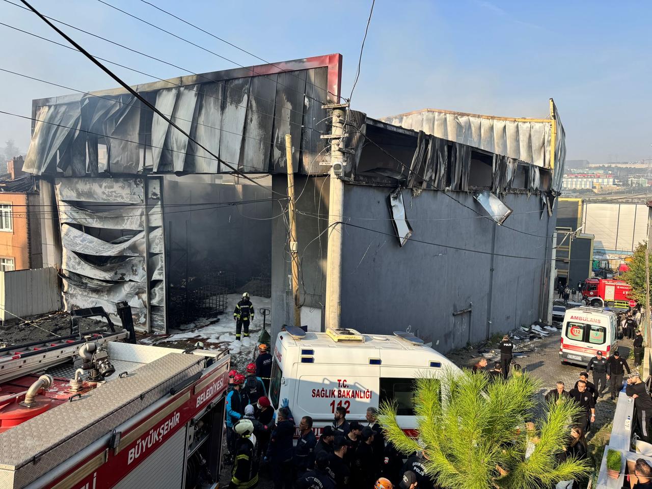 At least 6 killed in warehouse fire in Dilovasi district of Kocaeli, Türkiye on Nov. 8, 2025. (AA Photo)