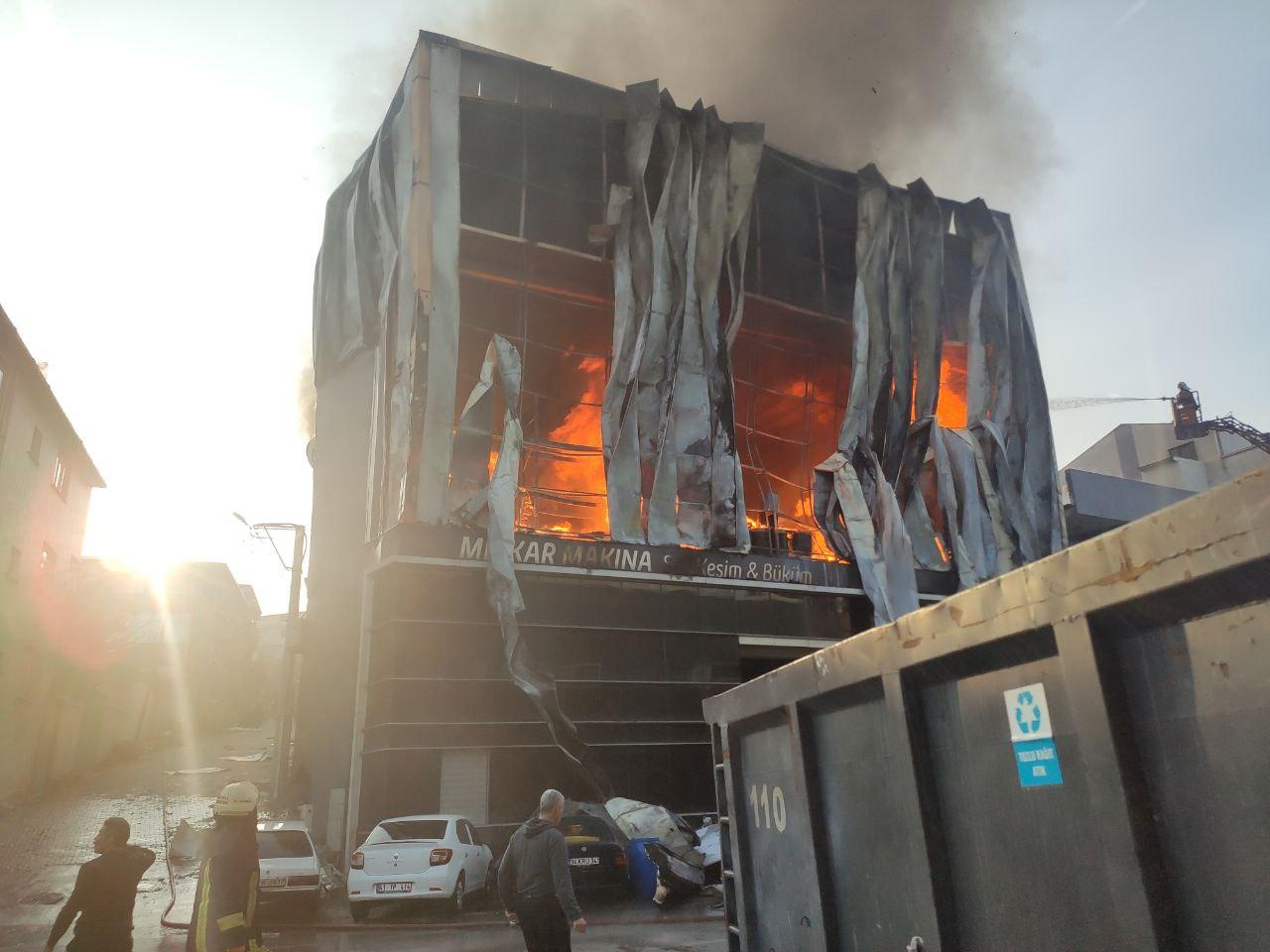 At least 6 killed in warehouse fire in Dilovasi district of Kocaeli, Türkiye on Nov. 8, 2025. (AA Photo)