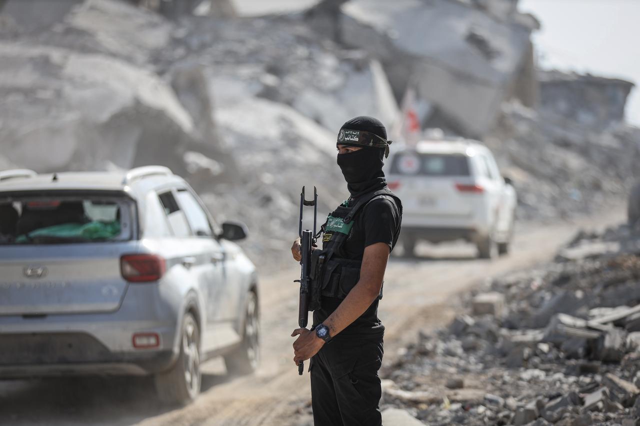 Search efforts for the bodies of Israeli hostages continue for the fourth day in the Shuja’iyya neighborhood in eastern Gaza, under the ceasefire agreement between the Israeli army and Hamas on November 5, 2025. (AA Photo)