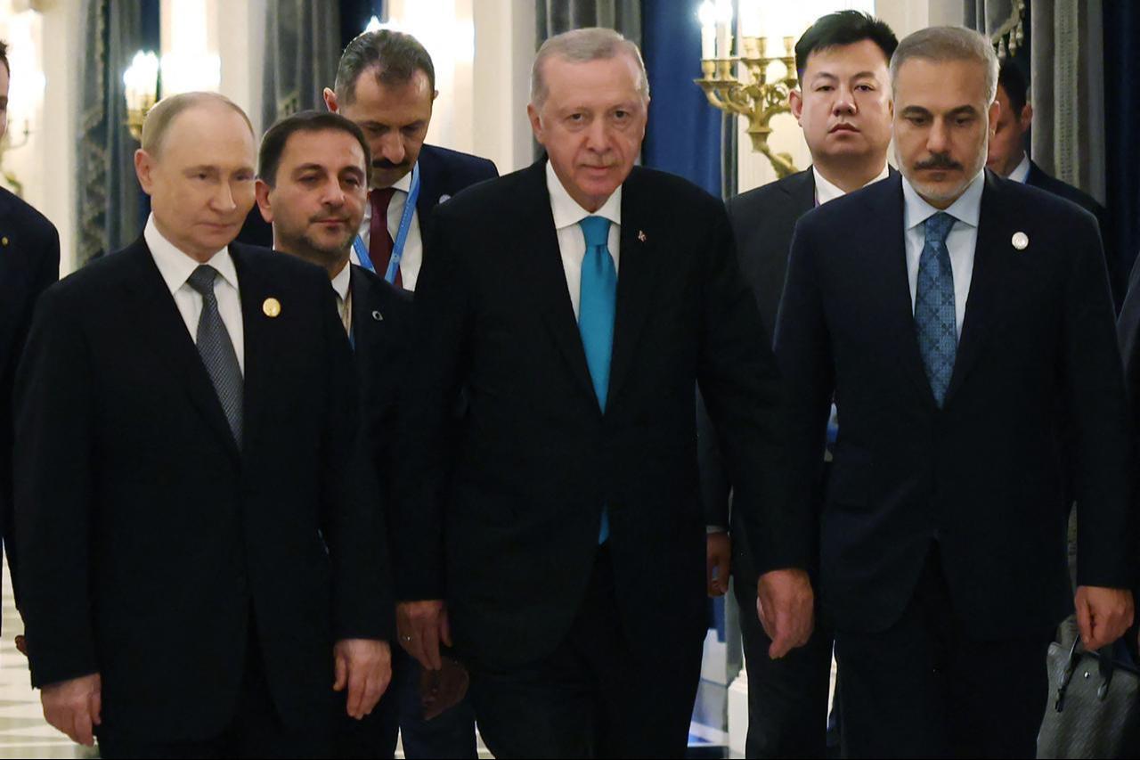 President Recep Tayyip Erdogan (C), Russias President Vladimir Putin (L) and Turkish Foreign Minister Hakan Fidan walking prior their meeting as they attend the 25th Summit of the Shanghai Cooperation Organization Council of Heads of State in Tianjin, China, on Sep. 1, 2025. (Photo via Turkish Presidency)