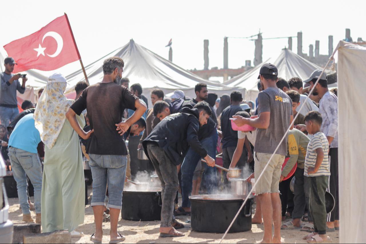 Turkish charity distributes hot meals to Palestinians at the Nuseirat Refugee Camp in the central Gaza Strip on Nov. 1, 2025. (AA Photo)