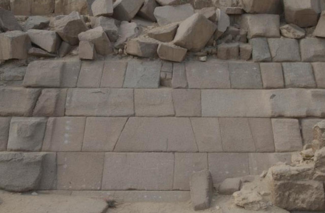 Section of the eastern façade showing weathering differences and structural alignment of the granite blocks. (Photo via ScanPyramids Project/Cairo University & Technical University of Munich)