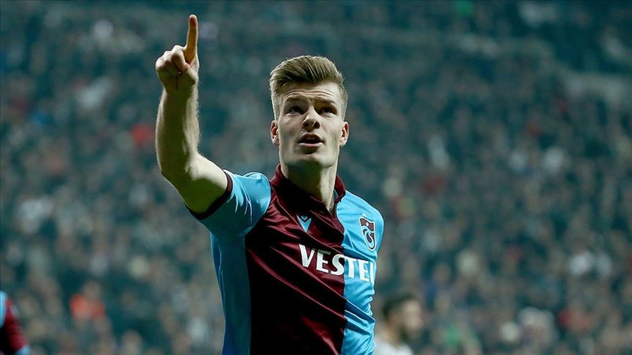 Alexander Sörloth, 2019-2020 sezonunda Trabzonspor adına Türkiye Süper Lig maçında attığı golün ardından kutlama yapıyor. (AA Fotoğrafı)