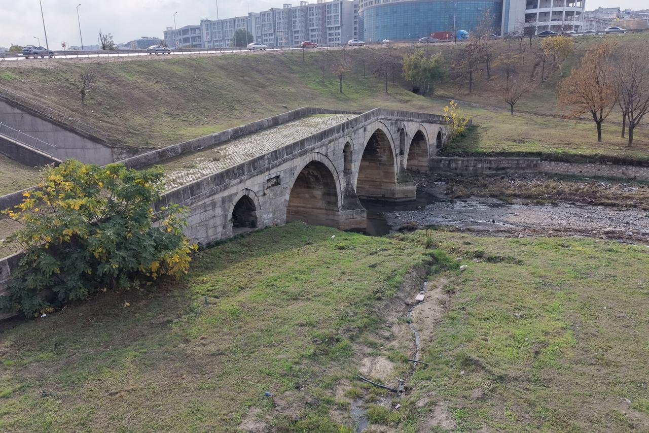 Mimar Sinan’s 470-year-old Haramidere Bridge sits abandoned in highway pit in Istanbul