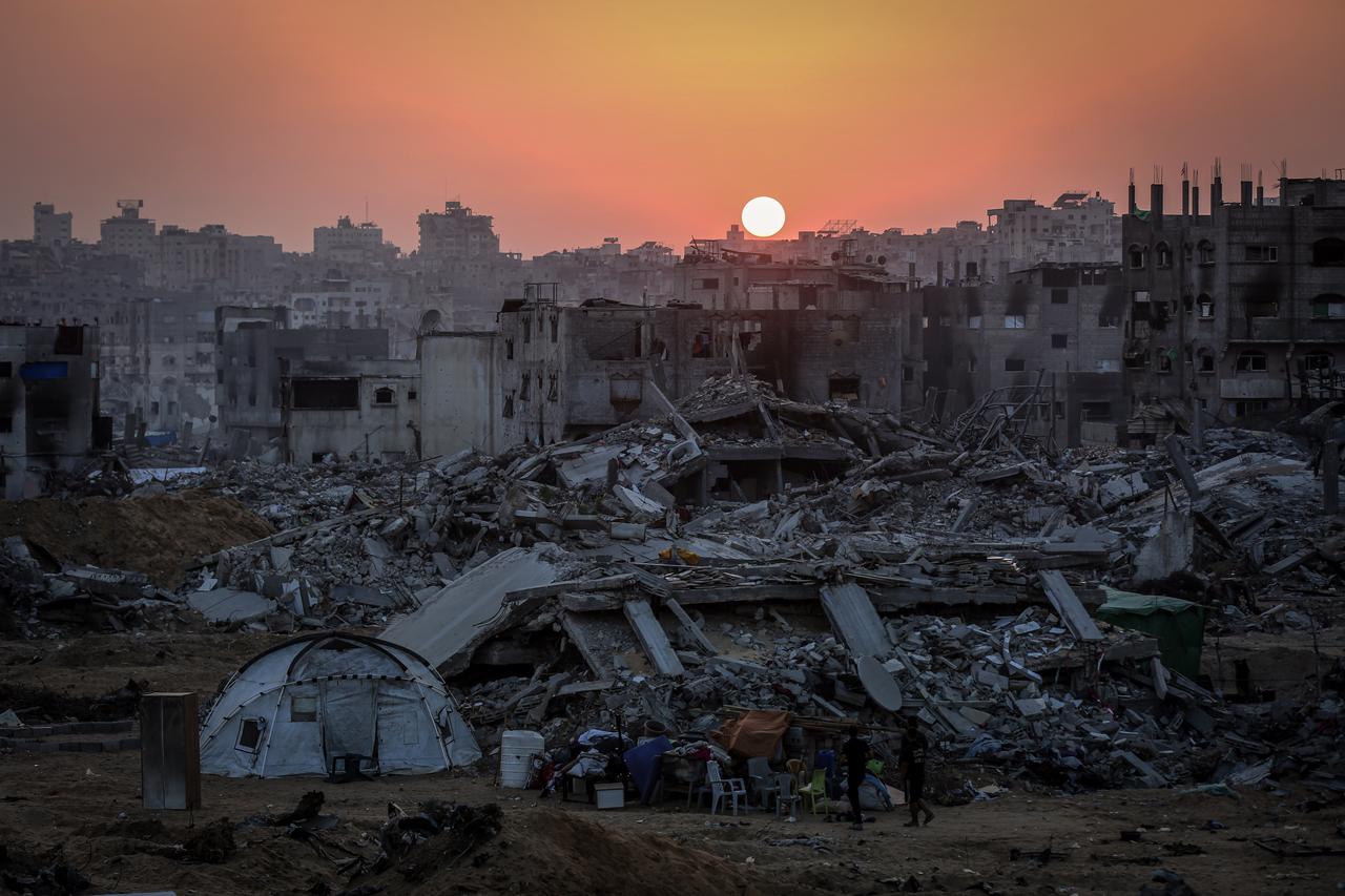 Genel bir görüntü, Gazze'nin kuzeyindeki Cebeliye Mülteci Kampı'nda yıkılan evlerinin enkazı üzerine kurdukları derme çatma çadırlarda hayatta kalma mücadelesi veren Filistinlilerin, 17 Kasım 2025'te Gazze'nin Cebeliye kentindeki savaşın ardından düşen sıcaklıklar nedeniyle zorlu yaşam koşulları ve temel ihtiyaçlardan yoksun kalmalarıyla karşı karşıya olduklarını gösteriyor. (AA Fotoğrafı)