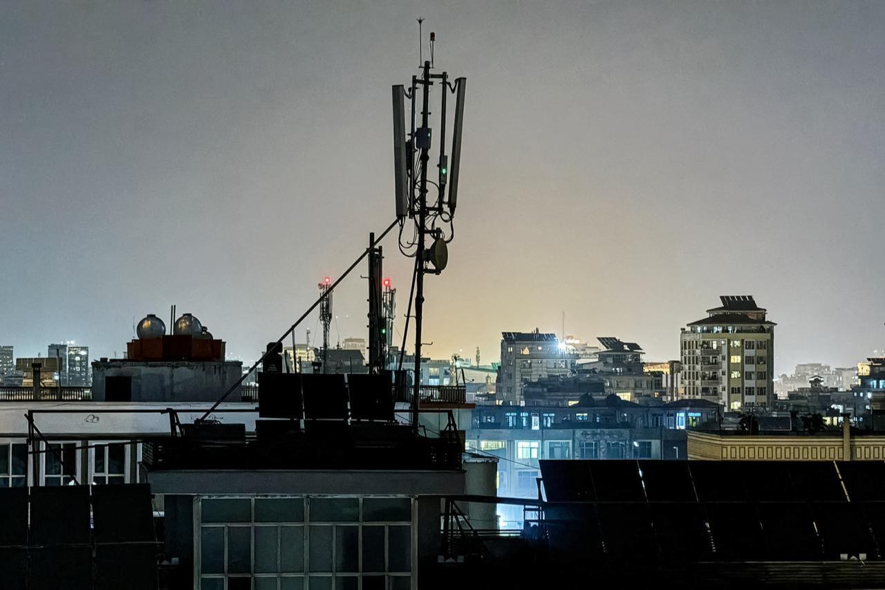 A general view shows a telecommunications antenna installed for internet services on the rooftop of a house in Kabul, late evening, following a nation-wide telecom outage on Sept. 29, 2025. (AFP Photo)
