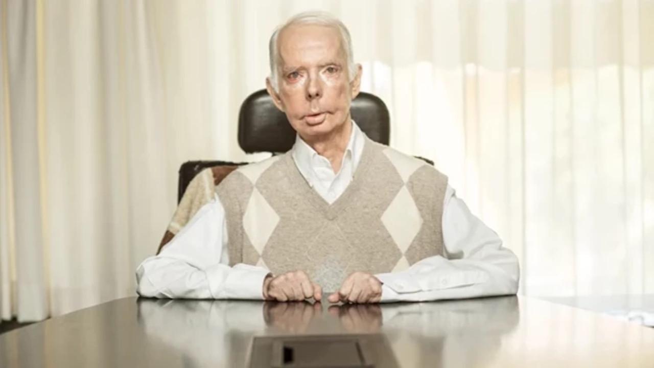 Irfan Balioglu, the renowned structural engineer whose work shaped Türkiye’s earliest high-rise buildings, photographed at his desk during his later years. (Photo via Oksijen)