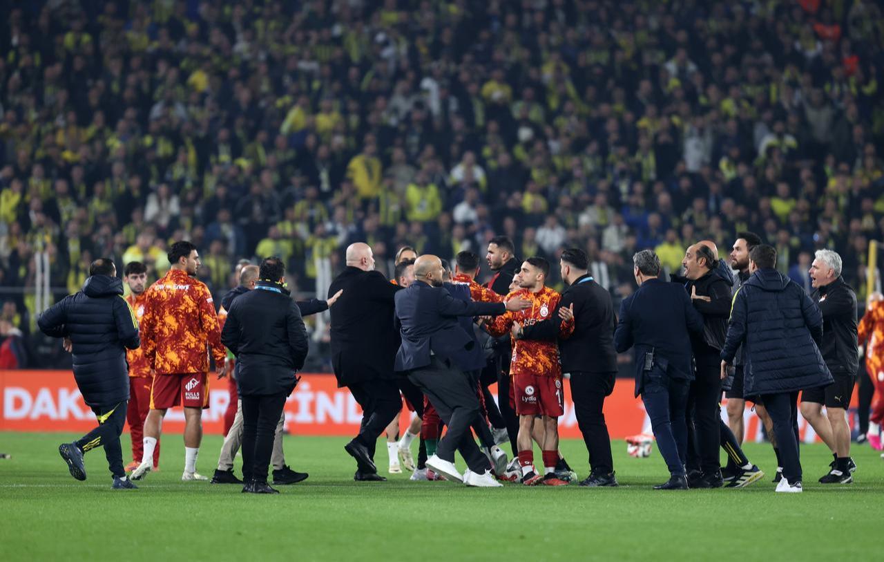 Players argue ahead of Turkish Super Lig week 14 football match between Fenerbahce and Galatasaray at Chobani Stadium in Istanbul, Türkiye on Dec. 1, 2025. (AA Photo)
