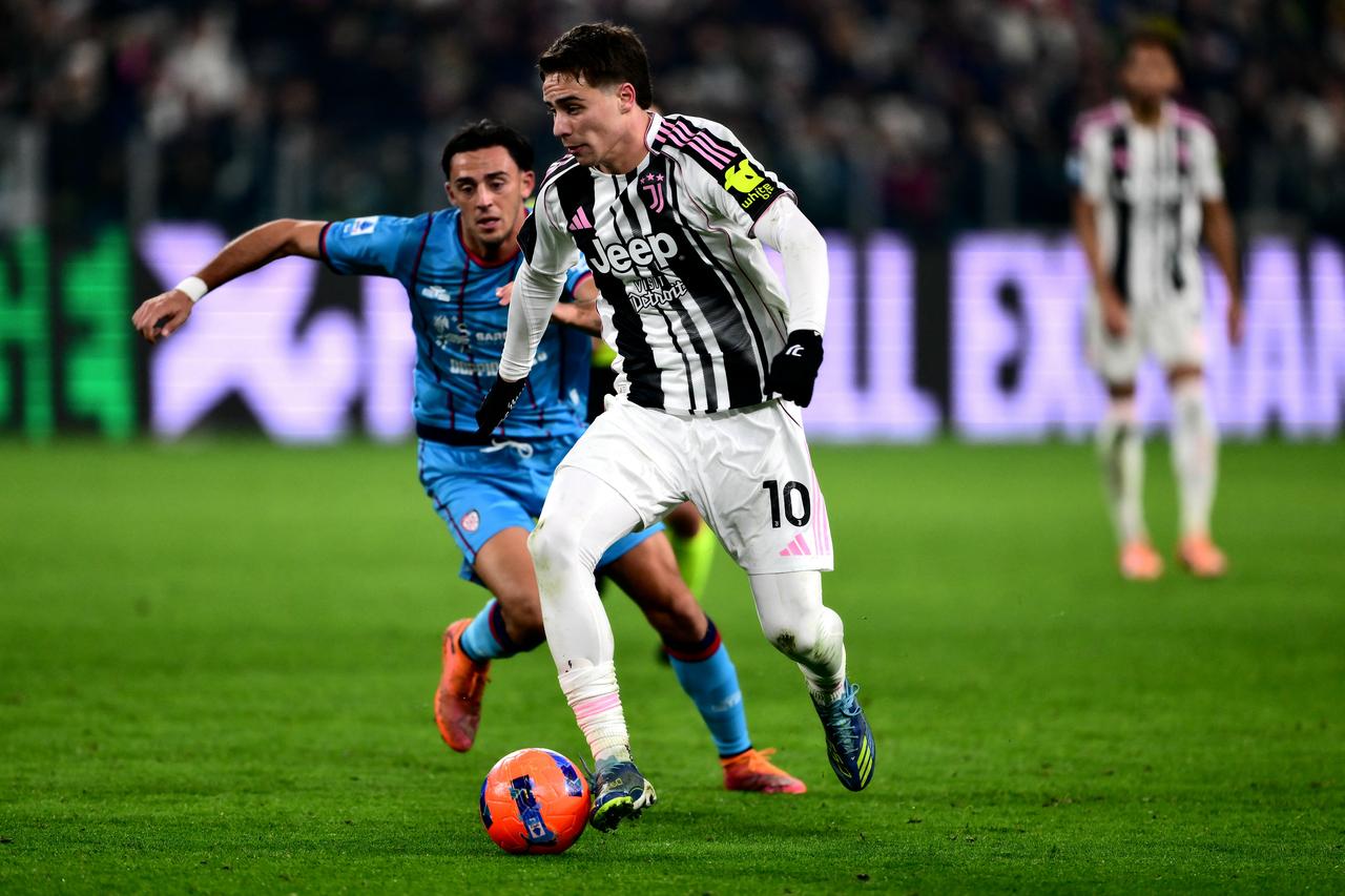 Juventus' Turkish forward #10 Kenan Yildiz (R) controls the ball during the Serie A match against Cagliari at the Allianz stadium. Turin, Italy, November 29, 2025. (AFP Photo)