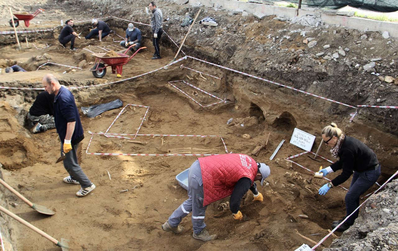 Archaeologists work through construction-layer soil during a salvage excavation in Gelincik neighbourhood of Sinop, northern Türkiye, where several graves and ceramic fragments were uncovered, Nov. 27, 2025. (AA Photo)