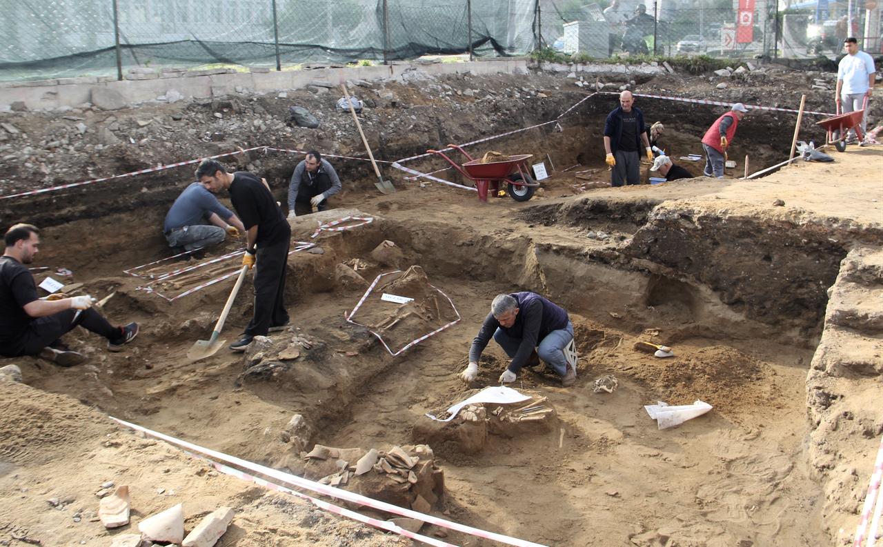 Archaeologists work through construction-layer soil during a salvage excavation in Gelincik neighbourhood of Sinop, northern Türkiye, where several graves and ceramic fragments were uncovered, Nov. 27, 2025. (AA Photo)