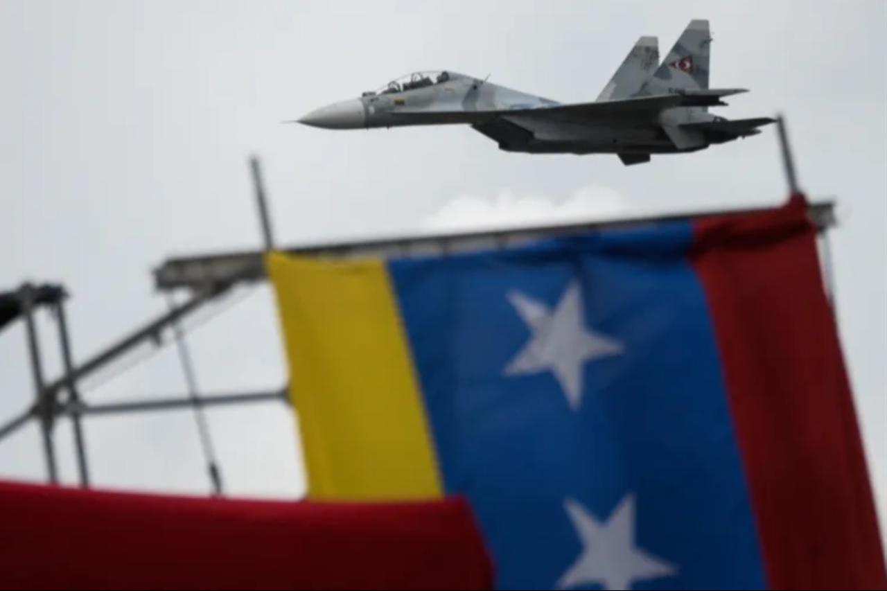 A Russian-made Venezuelan Air Force Sukhoi Su-30MKV multirole strike fighter flies over Venezuelan Independence parade to celebrate in Caracas, on 2017. (AFP Photo)