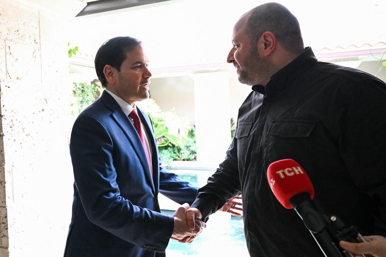 (L/R) US Secretary of State Marco Rubio and Secretary of the National Security and Defense Council of Ukraine Rustem Umerov shake hands after speaking to reporters following their meeting in Hallandale Beach, Florida on Nov. 30, 2025. (AFP Photo)